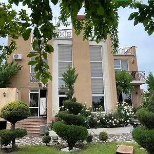 rose-garden-palace.alltbilisihotels.com/